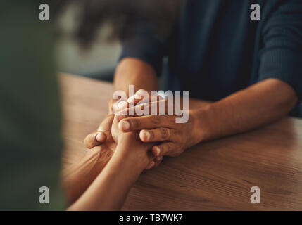 Homme tenant la main de sa petite amie Banque D'Images