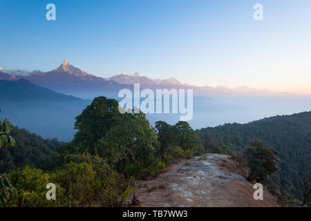 Chemin de randonnée menant passé Machapuchare, Annapurna Sud, Himchuli dans l'Himalaya, Népal Banque D'Images