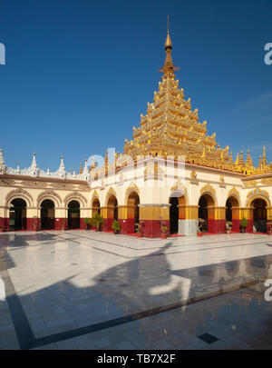 La pagode d'or et la cour à Paya Mahamuni Mandalay, Myanmar, temple Banque D'Images
