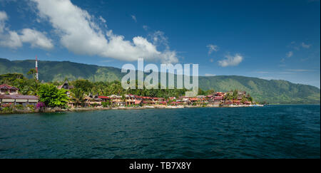 Maisons et hôtels sur le Lac Toba à Tuk Tuk, presqu'île Samosir, Sumatra, Indonésie Banque D'Images