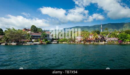 Maisons et hôtels sur le Lac Toba à Tuk Tuk, presqu'île Samosir, Sumatra, Indonésie Banque D'Images