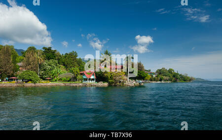 Maisons et hôtels sur le Lac Toba à Tuk Tuk, presqu'île Samosir, Sumatra, Indonésie Banque D'Images