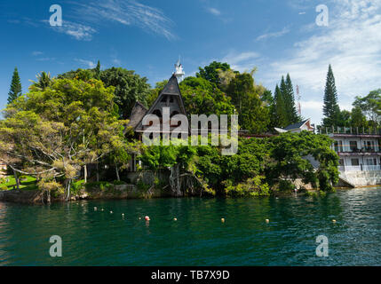 Maisons et hôtels sur le Lac Toba à Tuk Tuk, presqu'île Samosir, Sumatra, Indonésie Banque D'Images