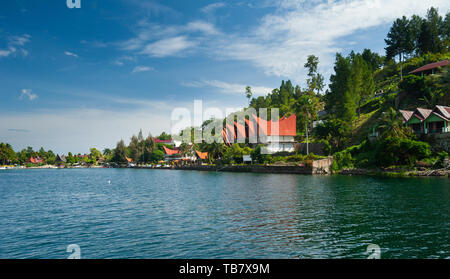 Maisons et hôtels sur le Lac Toba à Tuk Tuk, presqu'île Samosir, Sumatra, Indonésie Banque D'Images