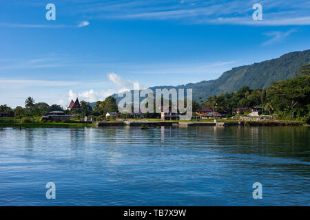 Maisons et hôtels sur le Lac Toba à Tuk Tuk, presqu'île Samosir, Sumatra, Indonésie Banque D'Images