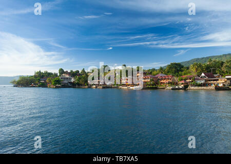 Maisons et hôtels sur le Lac Toba à Tuk Tuk, presqu'île Samosir, Sumatra, Indonésie Banque D'Images