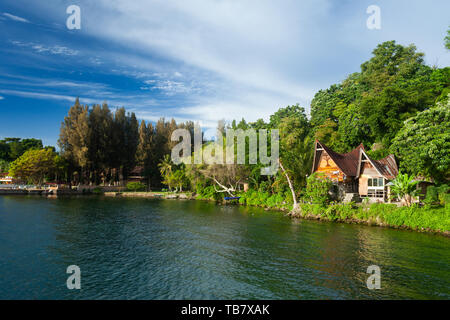 Maisons et hôtels sur le Lac Toba à Tuk Tuk, presqu'île Samosir, Sumatra, Indonésie Banque D'Images