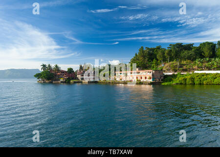 Maisons et hôtels sur le Lac Toba à Tuk Tuk, presqu'île Samosir, Sumatra, Indonésie Banque D'Images