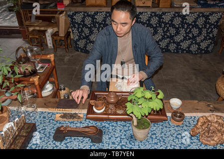 Cérémonie du thé. Serveur mâle prépare le thé traditionnel. photographié à Chengdu, Sichuan, Chine Banque D'Images