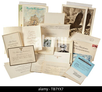 Succession de Ludwig Schuster, ministère responsable et président du Reich Administration postale, comprend : une invitation à la (tr.) "Journée de l'Art Allemand 1937' avec Goebbels, signature d'origine divers télégrammes, et une invitation d'Hitler à l'occasion d'une réception pour Mussolini le 25 septembre 1937 (coin commander inclus). De plus, les papiers d'identité, plusieurs portraits dans l'uniforme de la Wehrmacht et divers documents relatifs à l'occasion des Jeux Olympiques d'hiver de 1936 à Garmisch-Partenkirchen (invitations, cartes, placez les cartes etc.). 20e siècle, années 1930, NS, le National-socialisme, le Nazisme, Th, Editorial-Use-seulement Banque D'Images