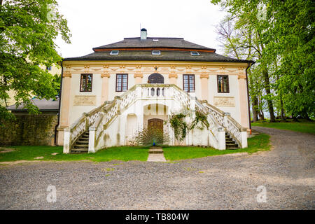 Paon sur territoire de château médiéval Blatna au printemps, République Tchèque Banque D'Images