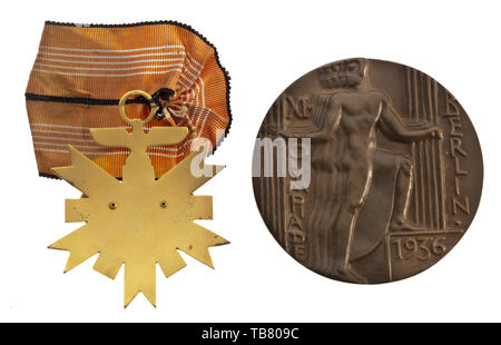 Quatre objets commémorant les Jeux Olympiques 1936, une décoration olympique allemande, 2e classe, sur ruban. Comprend une plaque de décharge en bronze par Otto Placzek, inscrit 'XI. Olympiade Berlin 1936" à l'avant, les Jeux Olympiques Bell et la signature de l'artiste à l'arrière, dans un cuir rouge, l'or en relief présentation cas (diamètre environ 7,5 cm). Est fournie avec un support (plastique noir) avec médaille de bronze incrusté, inscrit "Zur Ehre des Vaterlandes / zum Ruhme des Sports" (tr. Pour l'honneur de notre pays et pour la gloire du sport) à l'avant, les Jeux Olympiques Bell à l'arrière (hauteur totale, 7 Editorial-Use-seulement Banque D'Images