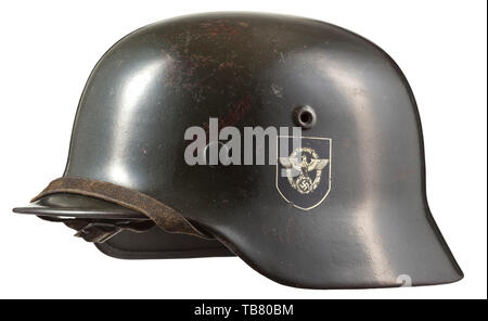 Un casque d'acier M 40 pour les membres des divisions de la Police de la police, en acier peint vert-crâne avec les deux emblèmes presque intacte, l'intérieur avec bouilloire's stamp 'SE64' (émail Saxon fonctionne). Complet avec revêtement intérieur et jugulaire historique., historique du 20e siècle, Editorial-Use-seulement Banque D'Images