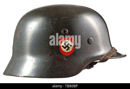 Un casque d'acier M 40 pour les membres des divisions de la Police de la police, en acier peint vert-crâne avec les deux emblèmes presque intacte, l'intérieur avec bouilloire's stamp 'SE64' (émail Saxon fonctionne). Complet avec revêtement intérieur et jugulaire historique., historique du 20e siècle, Editorial-Use-seulement Banque D'Images