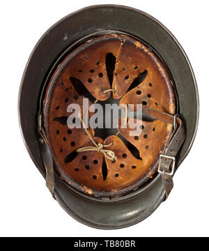 Un casque d'acier M 40 pour les membres des divisions de la Police de la police, en acier peint vert-crâne avec les deux emblèmes presque intacte, l'intérieur avec bouilloire's stamp 'SE64' (émail Saxon fonctionne). Complet avec revêtement intérieur et jugulaire historique., historique du 20e siècle, Editorial-Use-seulement Banque D'Images
