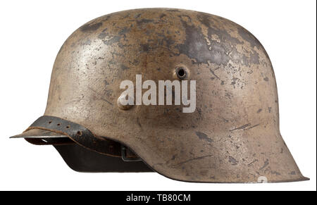 Un casque d'acier M 42 dans le sud de l'avant avec camouflage, identification de l'utilisateur le crâne avec bouilloire d'estampillage 'hkp64' (tr. Feuilles de métal et émail saxon), Usine de camouflage de couleur ocre peint sur le champ d'origine peinture gris, les contours de l'emblème facilement reconnaissable sur le côté gauche. Doublure intérieure avec la désignation de l'utilisateur 'K. Hanke Gefreiter Fp 58391 C'., historique historique du 20ème siècle, Editorial-Use-seulement Banque D'Images