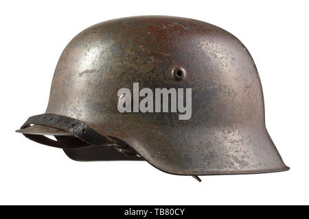 Un casque d'acier M 42 dans 'Normandie' camouflage, le crâne avec bouilloire d'estampillage 'hkp64' (tr. Feuilles de métal et émail Saxon Factory), multi-couleur de la peinture de camouflage appliqué sur le champ d'origine peinture gris. Le revêtement intérieur (avec jugulaire) et du crâne, avec mention 'porteur'. Köhler, historique historique du 20ème siècle, Editorial-Use-seulement Banque D'Images