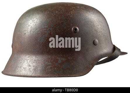 Un casque d'acier M 42 dans 'Normandie' camouflage, le crâne avec bouilloire d'estampillage 'hkp64' (tr. Feuilles de métal et émail Saxon Factory), multi-couleur de la peinture de camouflage appliqué sur le champ d'origine peinture gris. Le revêtement intérieur (avec jugulaire) et du crâne, avec mention 'porteur'. Köhler, historique historique du 20ème siècle, Editorial-Use-seulement Banque D'Images