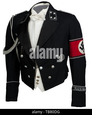 La COLLECTION JOHN PEPERA, une soirée Robe Veste de SS-Sturmbannführer Dr Lüdcke sur mesure, de laine noire doeskin double-breasted taille Veste avec col ouvert et Revers en soie noire, argent/aluminium garniture cordon sur le col et poignets, argent/aluminium boutons avec les runes et couronne en relief levé. Collier laine noir tabs bordé d'argent/aluminium, cordon lisse sur le côté droit, rang 4 pips sur la gauche. Argent/aluminium interwoven épaulettes cordon noir sur fond rouge de la laine, de la laine et soie gros-grain, bordés de brassard cordon argent/aluminium, un vieux Fighter's chevro, Editorial-Use-seulement Banque D'Images