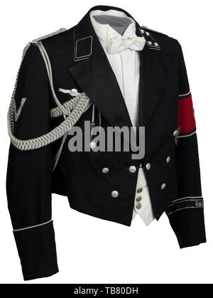 La COLLECTION JOHN PEPERA, une soirée Robe Veste de SS-Sturmbannführer Dr Lüdcke sur mesure, de laine noire doeskin double-breasted taille Veste avec col ouvert et Revers en soie noire, argent/aluminium garniture cordon sur le col et poignets, argent/aluminium boutons avec les runes et couronne en relief levé. Collier laine noir tabs bordé d'argent/aluminium, cordon lisse sur le côté droit, rang 4 pips sur la gauche. Argent/aluminium interwoven épaulettes cordon noir sur fond rouge de la laine, de la laine et soie gros-grain, bordés de brassard cordon argent/aluminium, un vieux Fighter's chevro, Editorial-Use-seulement Banque D'Images