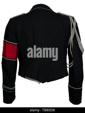 La COLLECTION JOHN PEPERA, une soirée Robe Veste de SS-Sturmbannführer Dr Lüdcke sur mesure, de laine noire doeskin double-breasted taille Veste avec col ouvert et Revers en soie noire, argent/aluminium garniture cordon sur le col et poignets, argent/aluminium boutons avec les runes et couronne en relief levé. Collier laine noir tabs bordé d'argent/aluminium, cordon lisse sur le côté droit, rang 4 pips sur la gauche. Argent/aluminium interwoven épaulettes cordon noir sur fond rouge de la laine, de la laine et soie gros-grain, bordés de brassard cordon argent/aluminium, un vieux Fighter's chevro, Editorial-Use-seulement Banque D'Images