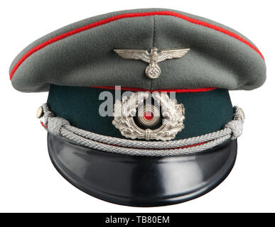 La COLLECTION JOHN PEPERA, un Visor Hat pour les officiers de l'armée, de l'Artillerie, Champ de la peau, la laine gris doe laine vert foncé, rouge bande centrale en aluminium, tuyauterie de laine blanche, couronne et gansée, aluminium menton retenu avec cordons boutons latéraux de galets, laqué noir, visière en cuir beige usé service sweatband, doublure intérieure en soie d'or et de l'humidité intacts de blindage sur imprimé du logo du fabricant., Editorial-Use-seulement Banque D'Images