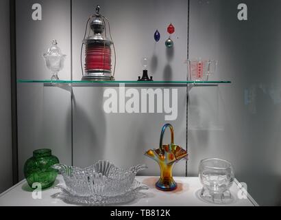 Les objets en verre utilisés dans le commerce affichées dans une galerie au Corning Museum of Glass Banque D'Images