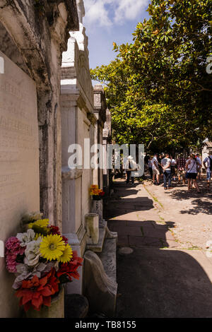 New Orleans, LA, USA -- 26 mai 2019. Photo verticale de touristes qui visitent le cimetière St Louis # 3 dans le Garden District de La Nouvelle-Orléans. Banque D'Images