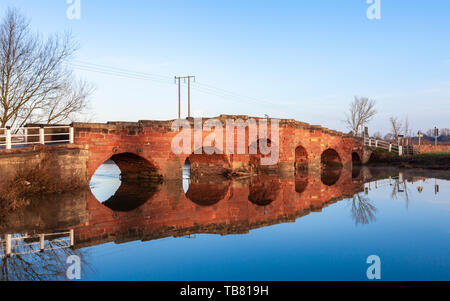 Pont de grès du XVIIIe siècle au-dessus de la rivière Avon à Eckington dans le Worcestershire, Angleterre Banque D'Images