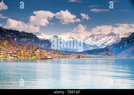 Brienz ville sur le lac de Brienz par Interlaken avec les Alpes Suisses recouvert de neige dans l'arrière-plan, la Suisse, l'Europe Banque D'Images