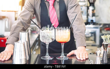 Jeune bartender making cocktails au bar - Barman servant des boissons - travail, passion et concept mixologist Banque D'Images
