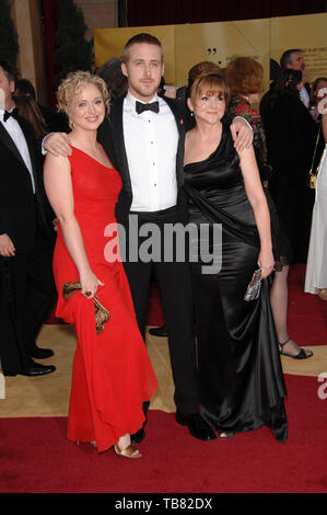 LOS ANGELES, CA. 25 février 2007 : Ryan Gosling & mère Donna Gosling & soeur Mandi Gosling lors de la 79e assemblée annuelle de l'Academy Awards au Kodak Theatre, à Hollywood. Banque D'Images