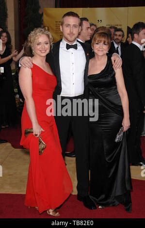 LOS ANGELES, CA. 25 février 2007 : Ryan Gosling & mère Donna Gosling & soeur Mandi Gosling lors de la 79e assemblée annuelle de l'Academy Awards au Kodak Theatre, à Hollywood. Banque D'Images