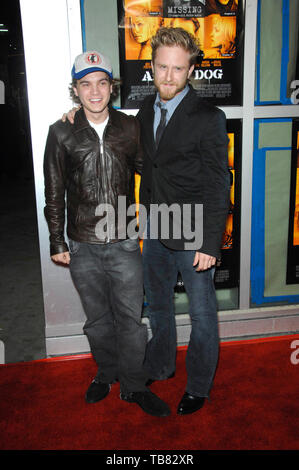 LOS ANGELES, CA. 03 janvier 2007 : Emile Hirsch (à gauche) & BEN FOSTER lors de la première mondiale de son nouveau film 'Alpha Dog' à l'Arclight Theatre, à Hollywood. Banque D'Images