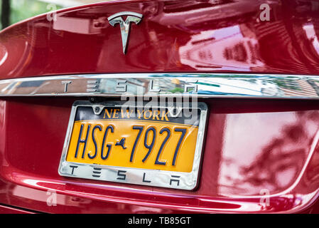 La ville de New York, USA - 3 août 2018 : Libre de Tesla Voiture électrique rouge garée sur une rue de New York City, USA Banque D'Images