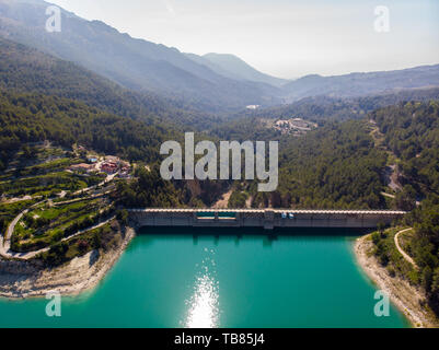 Barrage et un réservoir dans la vallée de Guadalest, Espagne Banque D'Images