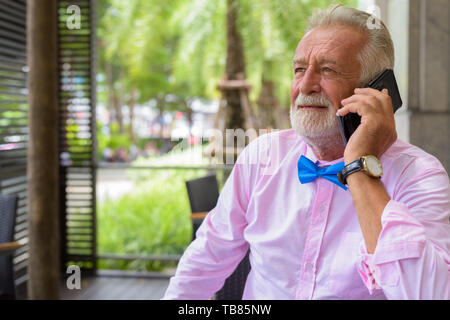 Portrait of senior man wearing touristiques beau vêtement élégant tout en explorant la ville de Bangkok, Thaïlande Banque D'Images