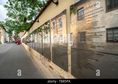 Vilnius, Lituanie. Mai 2019. La constitution de la république d'Uzupis affiché dans différentes langues sur un mur de la rue Banque D'Images