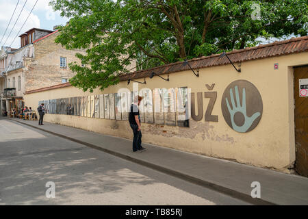Vilnius, Lituanie. Mai 2019. La constitution de la république d'Uzupis affiché dans différentes langues sur un mur de la rue Banque D'Images