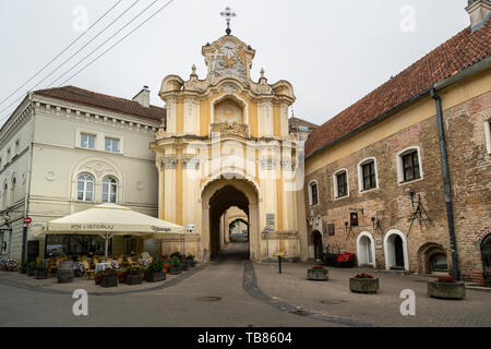 Vilnius, Lituanie. Mai 2019. Vue de l'église Holy Trinity & Basilian Gate dans le centre de la ville Banque D'Images