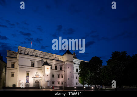 Vilnius, Lituanie. Mai 2019. La façade du palais des Grands Ducs de Lituanie par nuit Banque D'Images