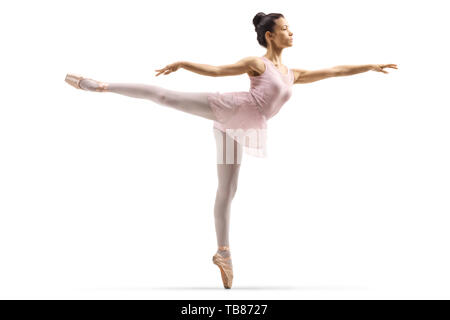 Longueur totale de capture d'une ballerine dans une arabesque posent isolé sur fond blanc Banque D'Images