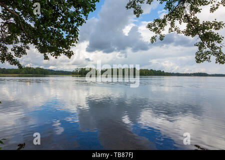 Lac paisible en été sous ciel d'orage,région de Vilnius, Lituanie, Europe Banque D'Images