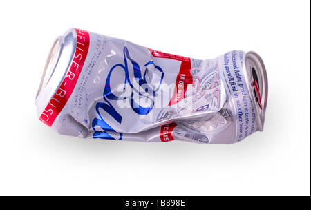 Chisinau, Moldova le 28 janvier 2017 : une canette de bière, froissé de Budweiser sur blanc. De Budweiser Anheuser-Busch InBev, est l'un des meilleurs ventes domesti Banque D'Images