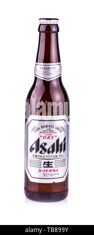 Chisinau, Moldova 12 février 2017 : une bouteille d'Asahi Super. Asahi a été fondée à Osaka au Japon en 1889 que l'Osaka Beer Company. Banque D'Images