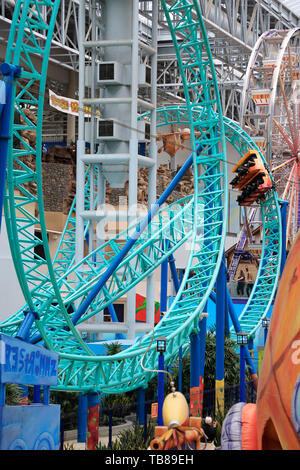 L'équitation visiteurs roller coaster de Spongebob Squarepants Rock Bottom Plunge dans Nickelodeon Universe. Mall of America de Bloomington..Minnesota.USA Banque D'Images