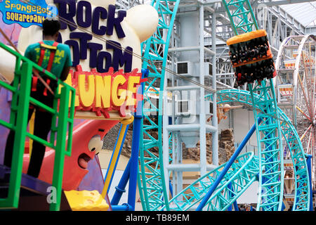 L'équitation visiteurs roller coaster de Spongebob Squarepants Rock Bottom Plunge dans Nickelodeon Universe. Mall of America de Bloomington..Minnesota.USA Banque D'Images