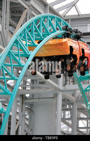 L'équitation visiteurs roller coaster de Spongebob Squarepants Rock Bottom Plunge dans Nickelodeon Universe. Mall of America de Bloomington..Minnesota.USA Banque D'Images