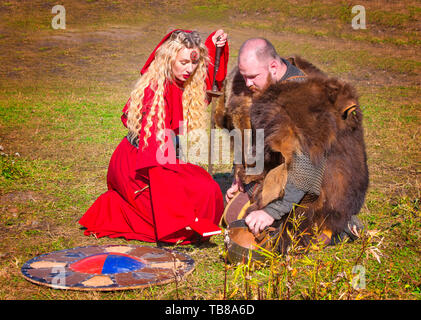 La Russie, Kamchatka - OCTOBRE, 01, 2017 : le premier militaire du Kamtchatka festival historique de la ville de Petropavlovsk-kamtchatski. Femme en rouge medieva Banque D'Images