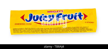 Chisinau, Moldova - 20 octobre 2017 : Wrigley's Juicy Fruit chewing-gum 5 bâtons isolé sur fond blanc avec chemin de détourage. Mâcher Juicy Fruit Banque D'Images